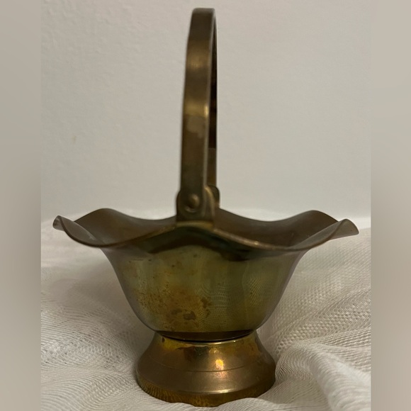 Vintage Brass Scalloped Edge Basket with Folding Handle - Picture 2 of 6